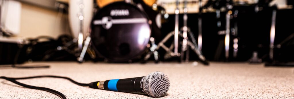 En mikrofon som ligger på golvet i replokalen.