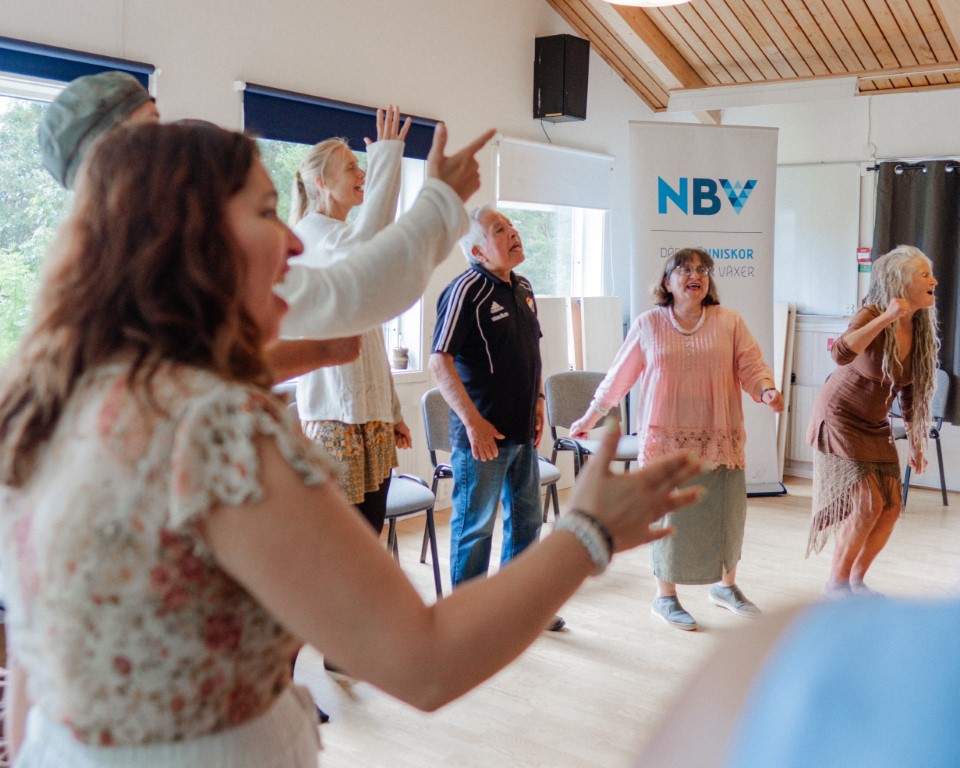 Cirkelledare som sjunger k&ouml;r&ouml;vningar