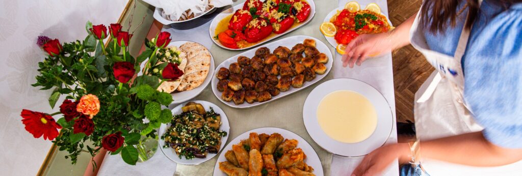 Ett bord med maträtter från olika länder