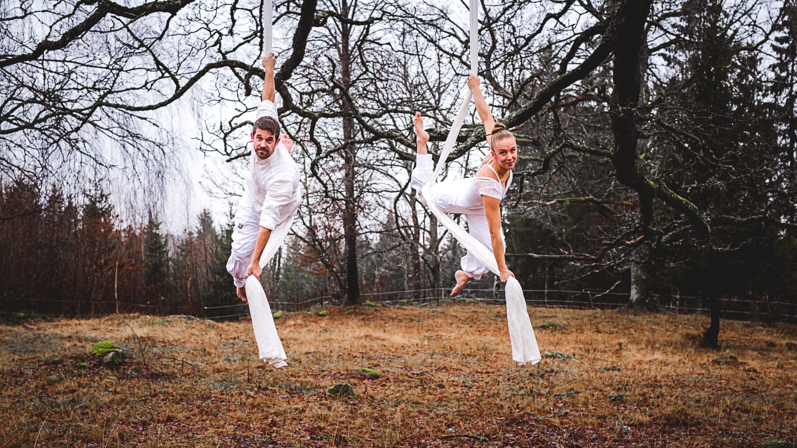 Mattias och Melinda gör cirkuskonst och tittar in i kameran.
