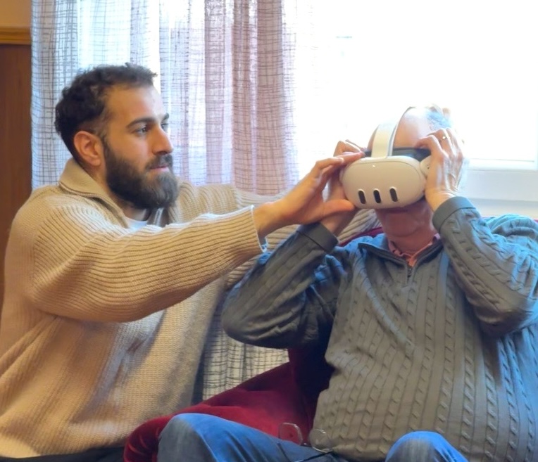 Victor hjälper deltagare med VR-utrstning