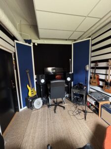 Studiorum med mixerplats och musikutrustning