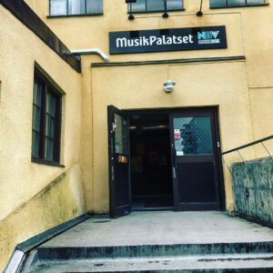 Entrédörr till Musikpalatset i Örebro