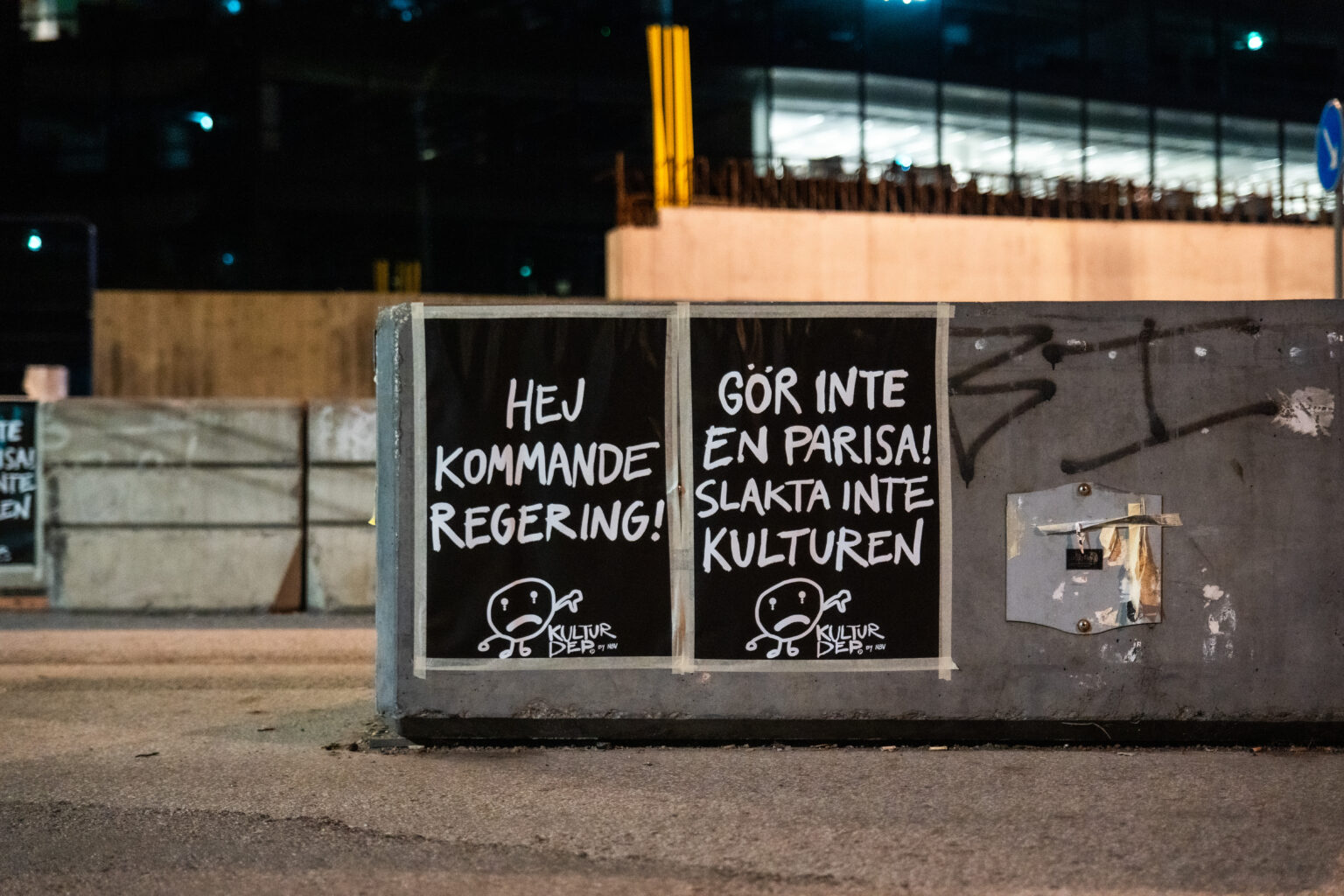 Tv&aring; affischer med budskap p&aring; betongfundament